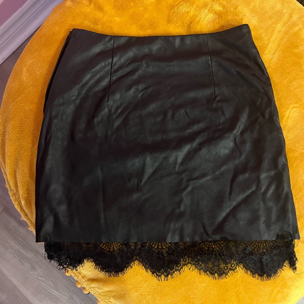 Leather skirt with lace tips